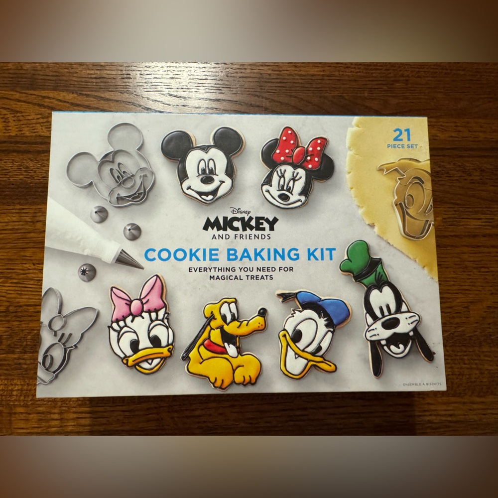 Williams Sonoma Mickey Mouse & Friends 21 Piece Set Impression Cookie Cutter-New